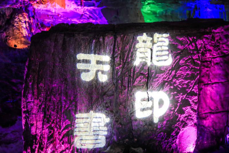 高速服务区内过路旅客遭挟持,他们三人出手救人